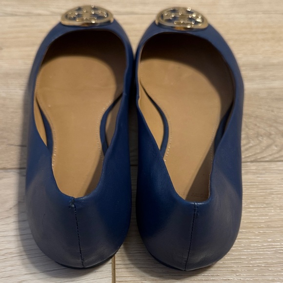 NEW Tory Burch Deep Blue Loafers with Gold Emblem - Picture 2 of 4